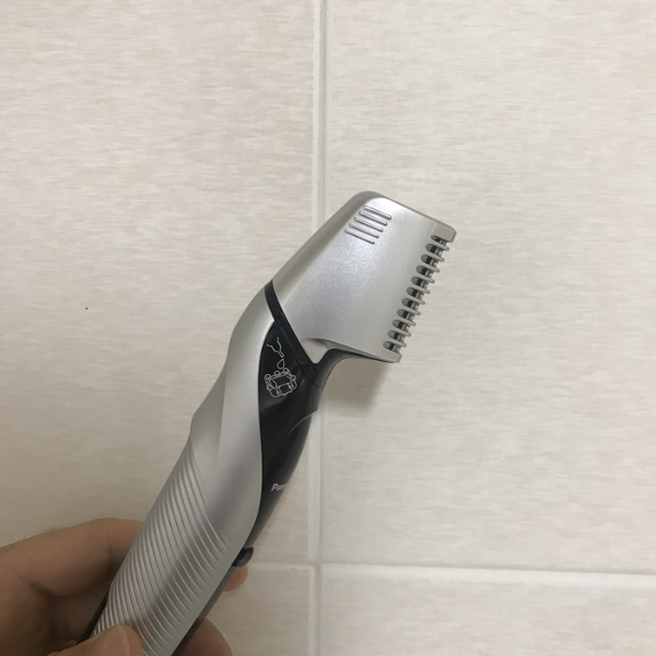 파나소닉 바디 트리머 ER-GK60 2mm 피부 가드 캡 장착 모습 – 민감 부위 제모용 안전 캡