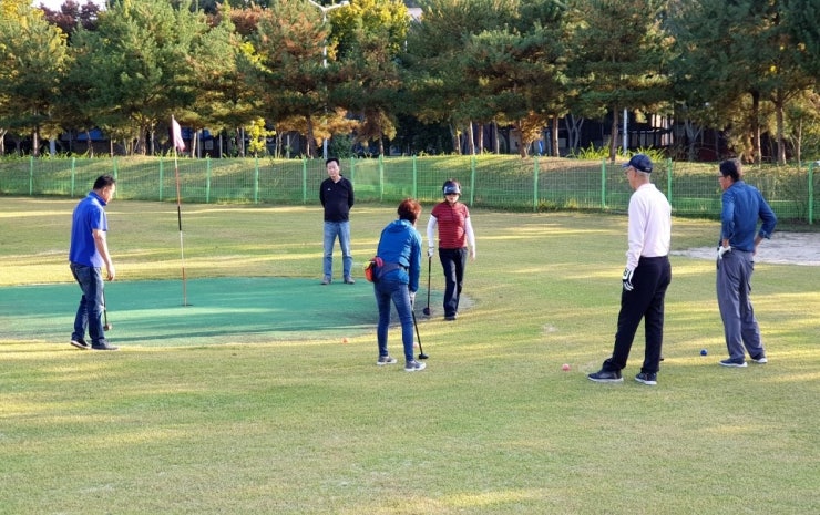 파크골프를 즐기는 동호인들
