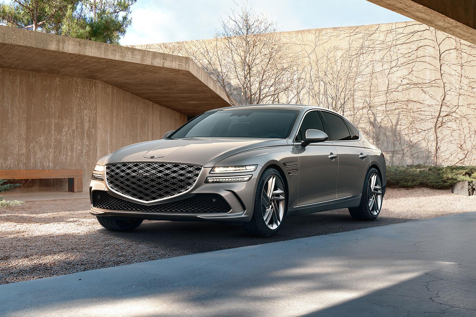 제네시스가 럭셔리 대형 세단 'G80 페이스리프트' 모델을 공개, 내년 출시를 앞둔 벤츠 ‘E클래스 풀체인지’와의 격돌이 예고됐다.