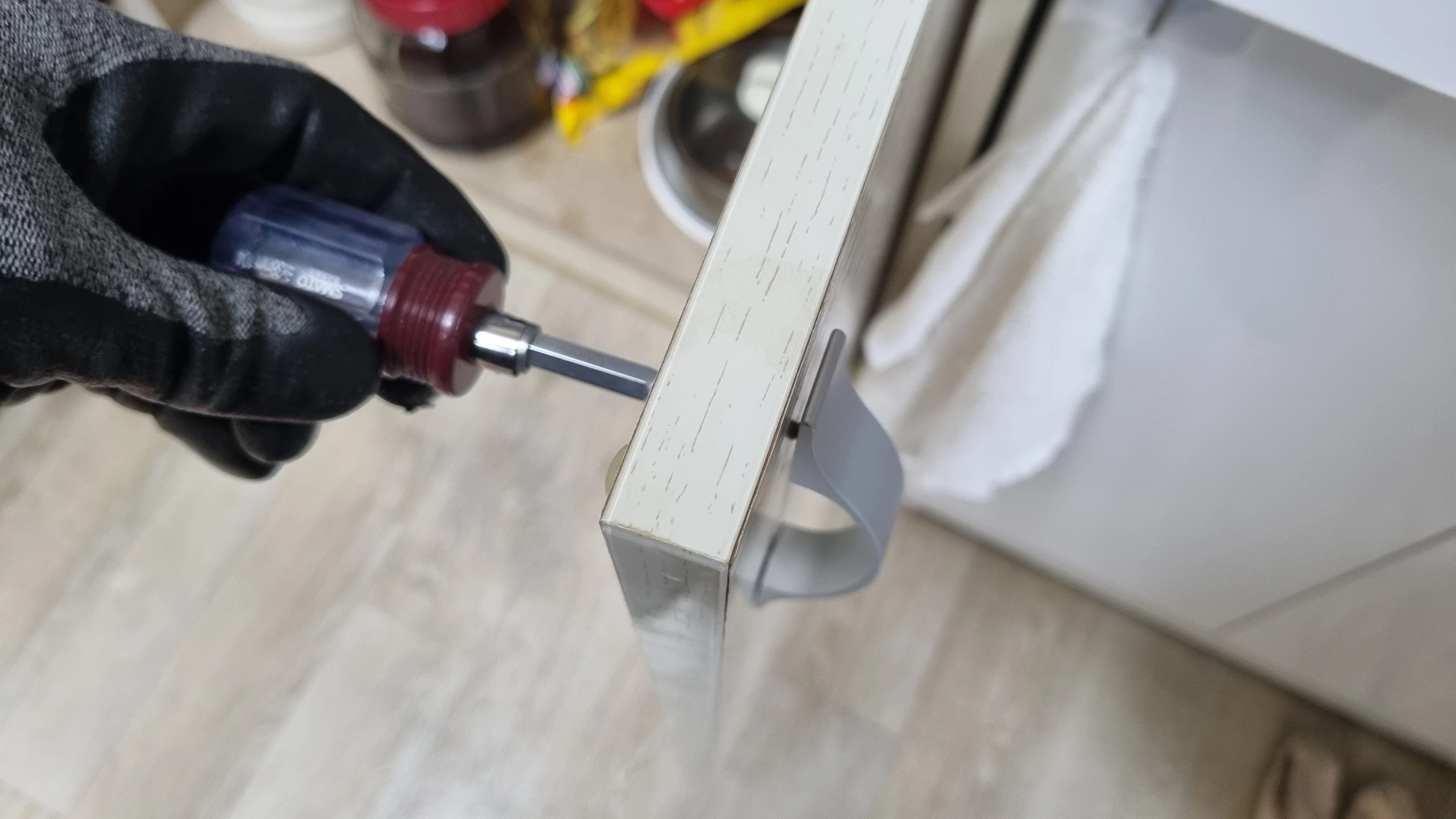 싱크대 손잡이 고정하는 모습