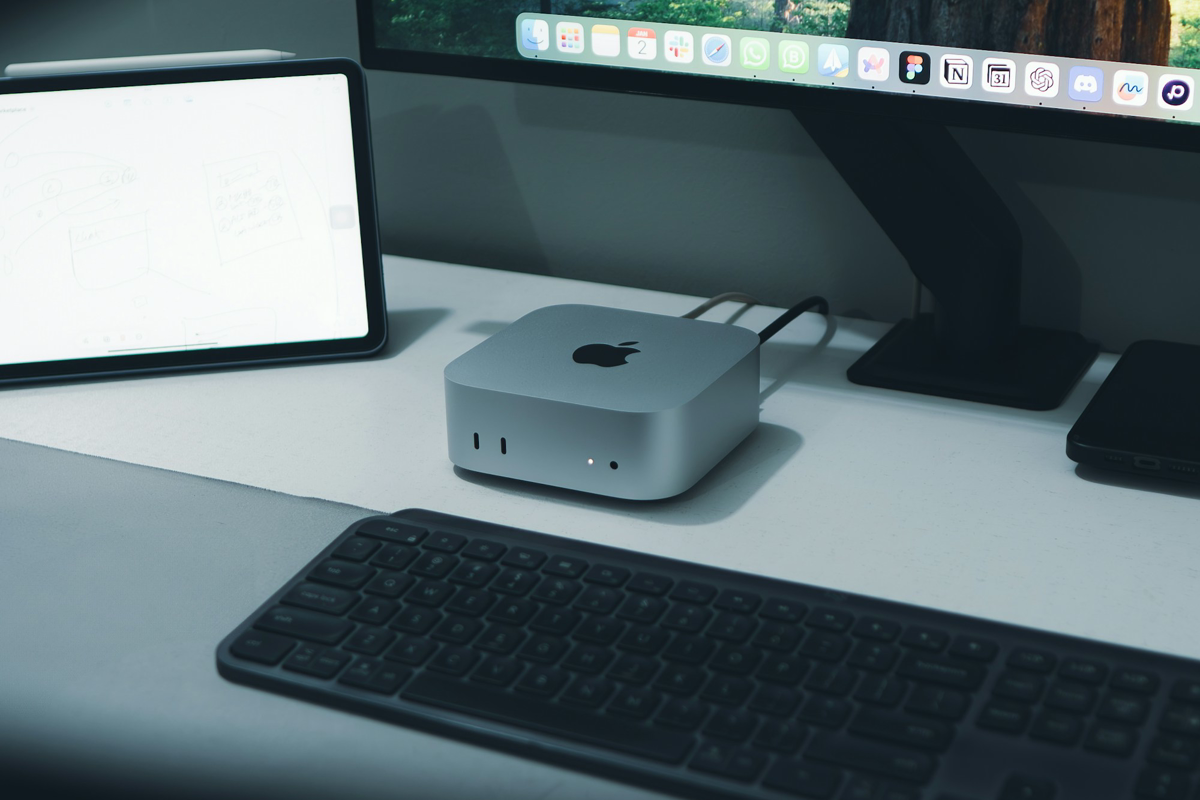 책상 위 Mac mini와 모니터를 함께 사용하는 실제 작업 환경