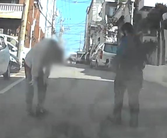 경찰이 지난달 15일 오전 9시 50분쯤 부산 남구에서 조화를 훔친 도주범을 체포하고 있다. [사진=부산경찰 유튜브 캡처]