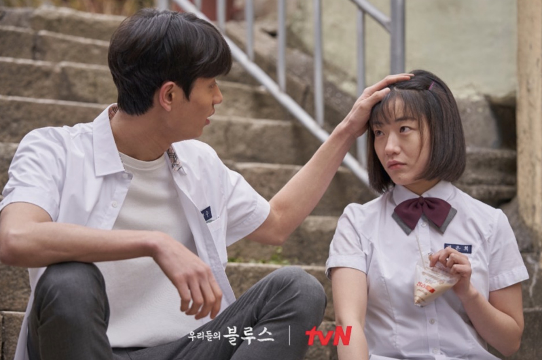 머리쓰다듬는장면