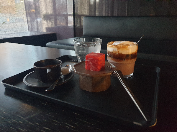 에스프레소 물 산수유 양갱 그리고 레드빈프레소가 쟁반위에 놓여있다.