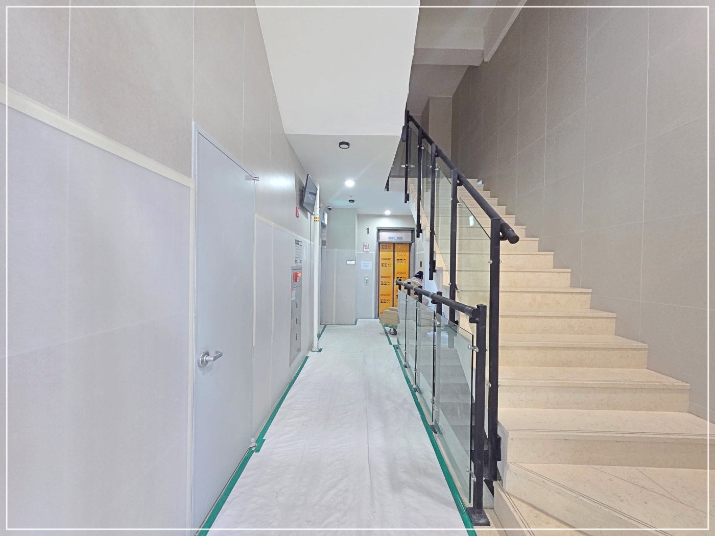 사무실 공용부 관리 상태를 보여주는 로비와 계단 사진