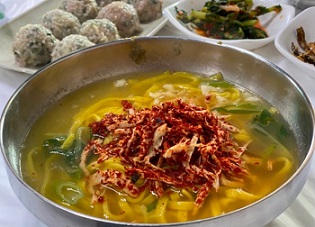 닭칼국수