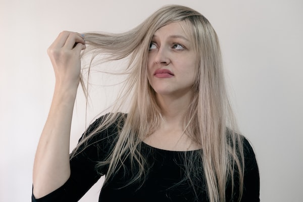 끝이 갈라지는 것을 예방하고 치료하는 방법: 필수적인 조언