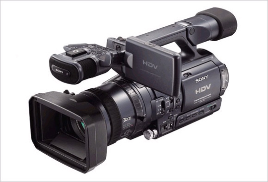 HDR-FX1 세계 최초 HDV108i 호환이 가능한 디지털 HD 캠코더. 1,120만 화소 CCD