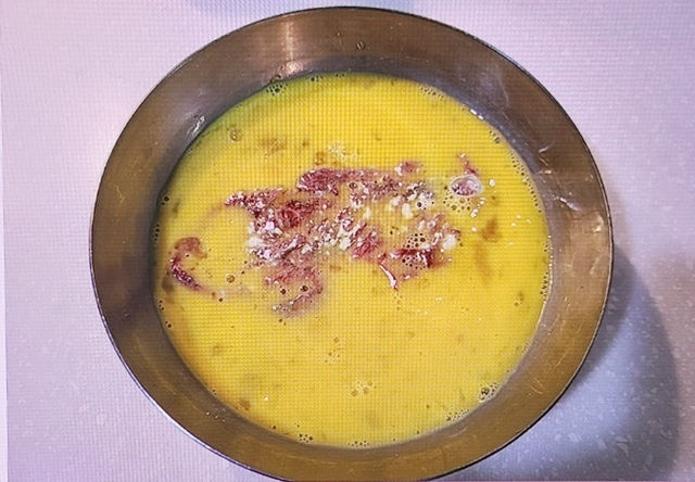 부침가루 묻힌 고기에 계란물 입히기