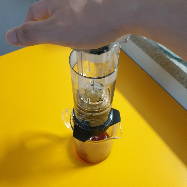 델터 프레스(Delter Coffee Press)의 특징과 추출 레시피_플린저 누르기