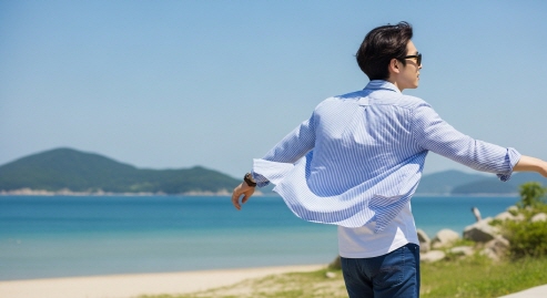 얇은 원단의 셔츠가 바람에 흩날리는 야외 장면
