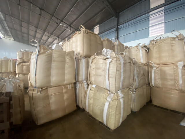 선적 과정에 있는 커피 원두