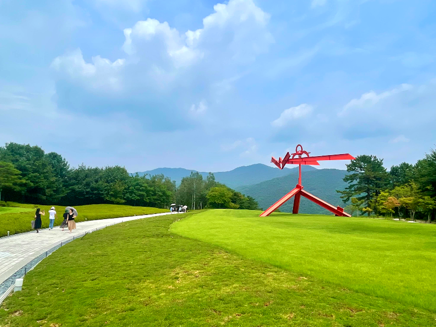 뮤지엄 산 걷는길 붉은색의 미술장식품