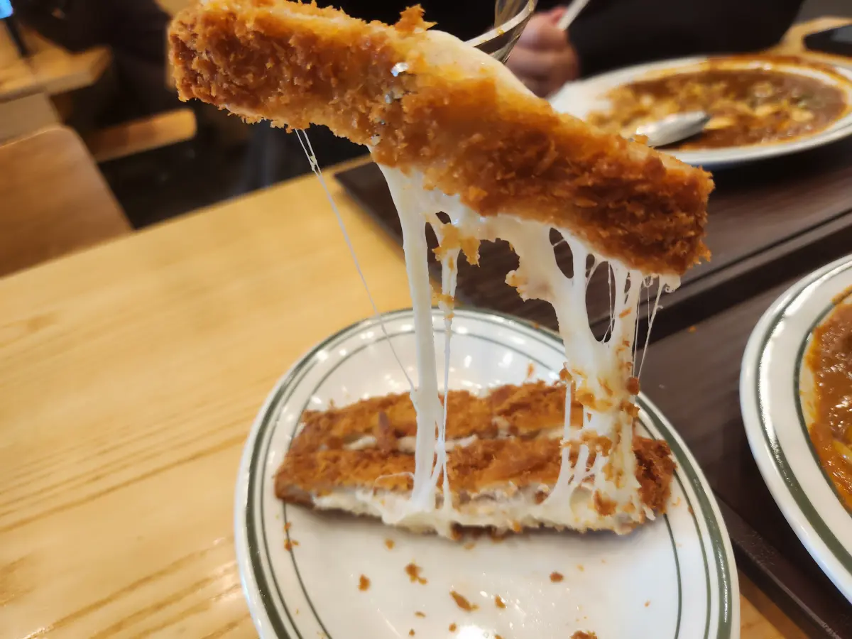 아비꼬-추가토핑-치즈돈까스-치즈가-늘어나는-모습