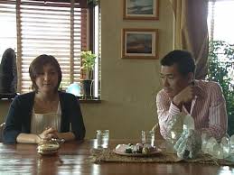 사랑따윈 필요 없어 주인공들이 테이블에 앉아 있는 모습