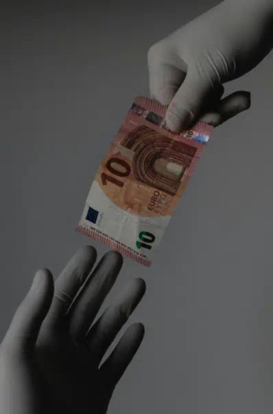 돈을 건네주는 모습