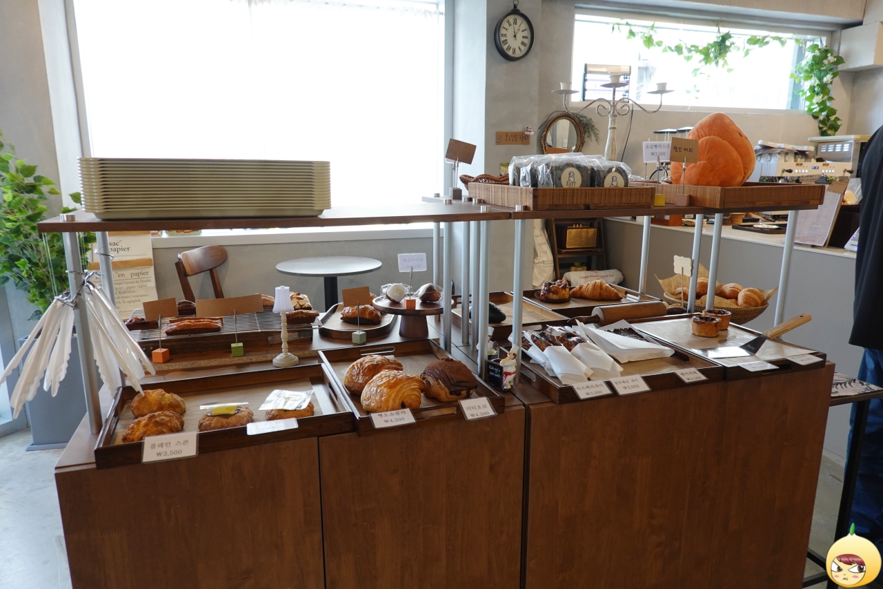 성북동 카페잇트 빵진열대