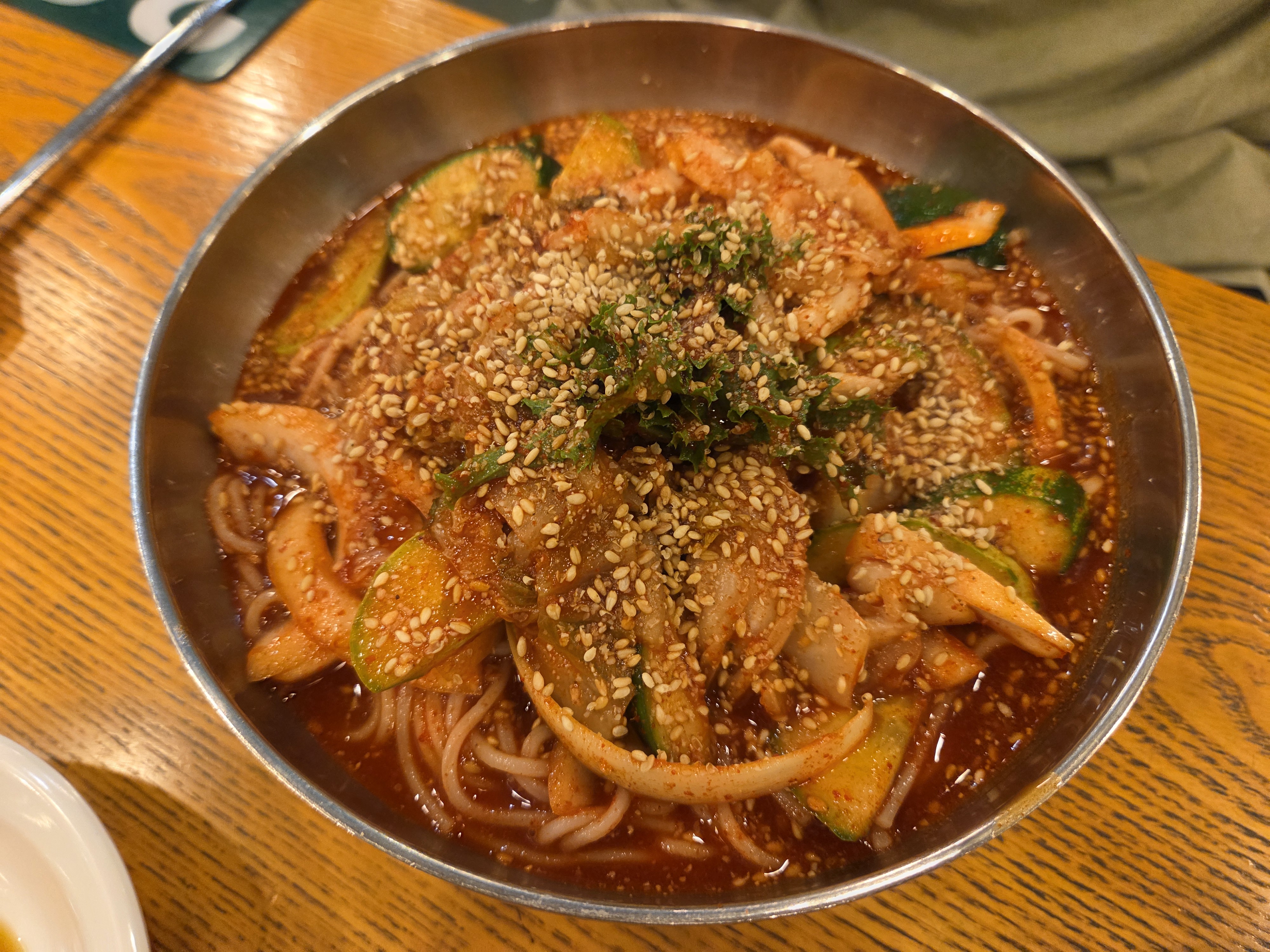 빨갛게 버무려진 양념에 깨가 듬뿍 올려진 망향비빔국수 강서점 비빔국수