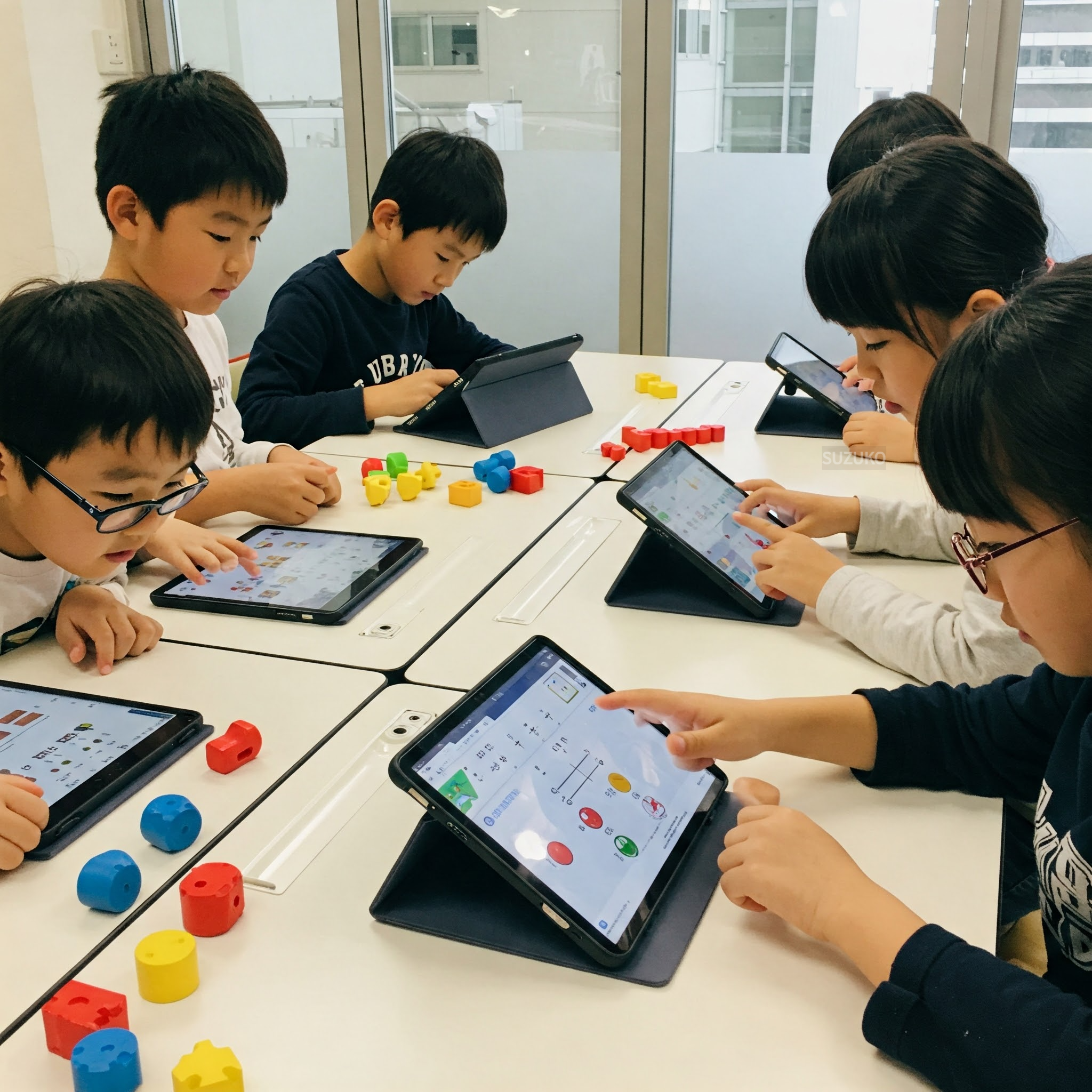 패드를 이용해 수학 문제를 풀고 있는 아이들
