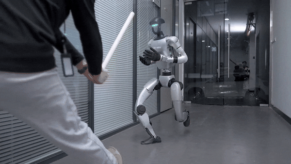 쿵푸 동작을 하며 회전 킥을 선보이는 G1 로봇