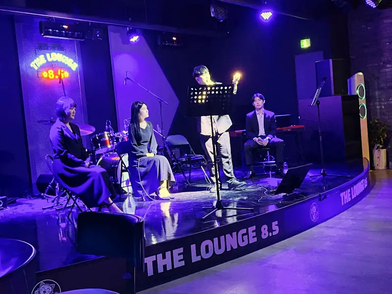 무대에서 노래 부르고 있는 뮤지컬팀 모습