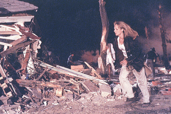 영화 트위스터 중 토네이도로 무너진 건물 잔해 사이를 뛰어 다니는 여주인공.