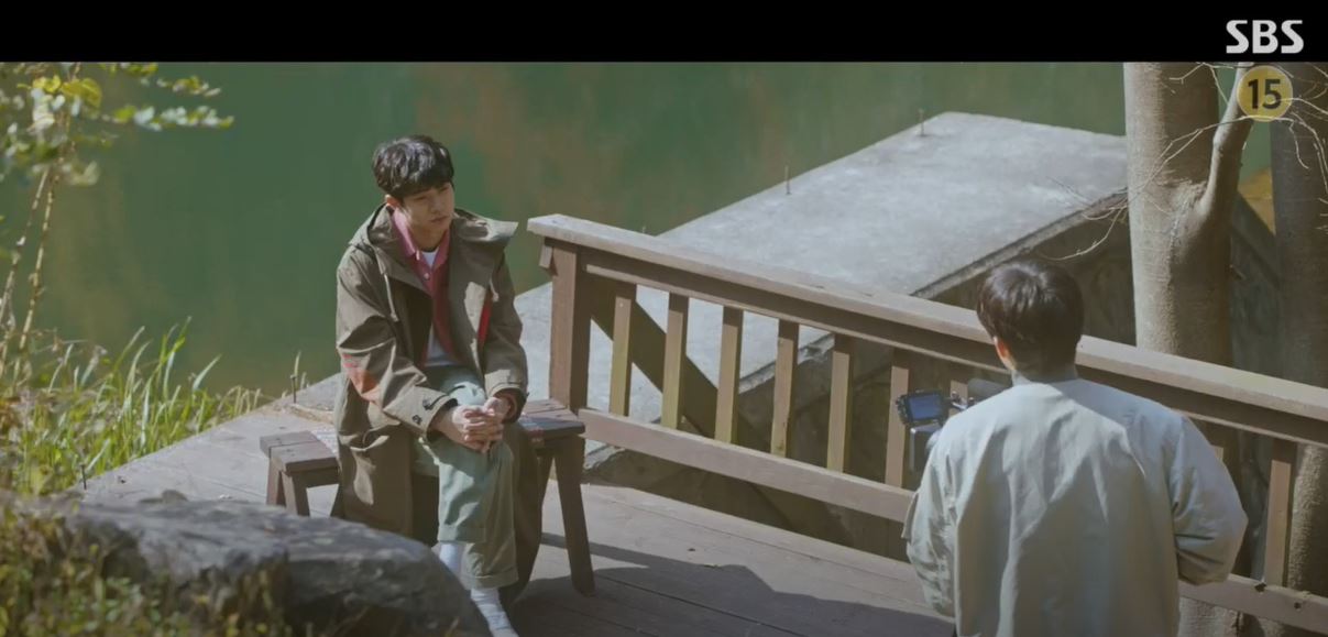 지웅이 최웅을 인터뷰할 때 JW 앤더슨 카키 그린 코튼 파카를 입고 있음