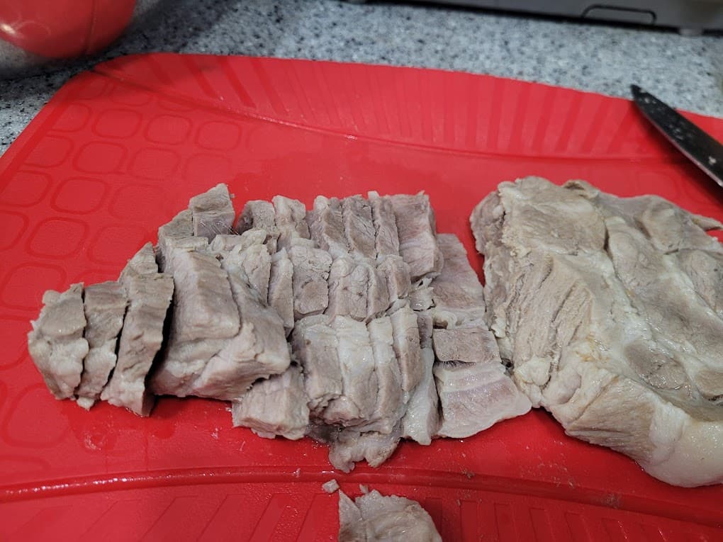 결 반대로 3~4mm 잘린 수육