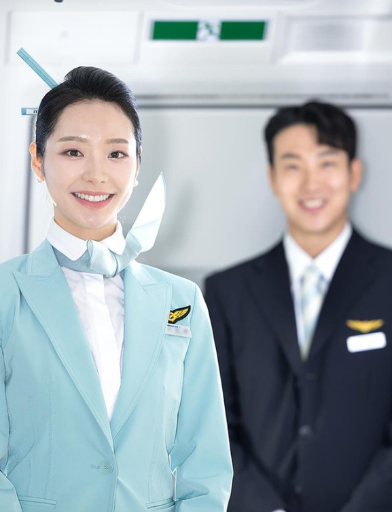 유니폼 입고 웃고 있는 승무원