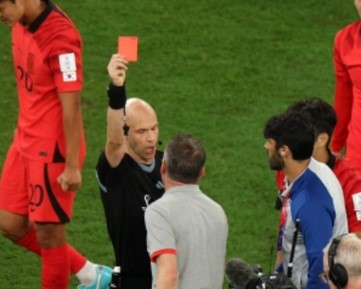 주심이 벤투 감독에게 레드카드를 보이고 있다