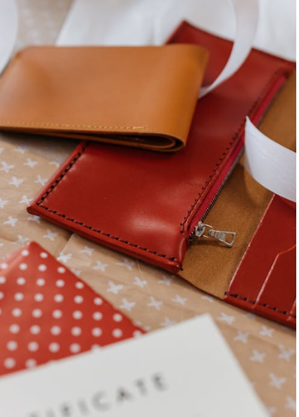 갈색과 빨간색 지갑 사진