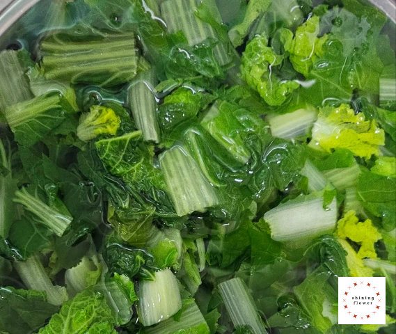 얼갈이배추시락국-데친 얼갈이를 찬물에 헹궈주기