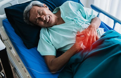 장음으로 인한 복통을 겪고 있는 사람