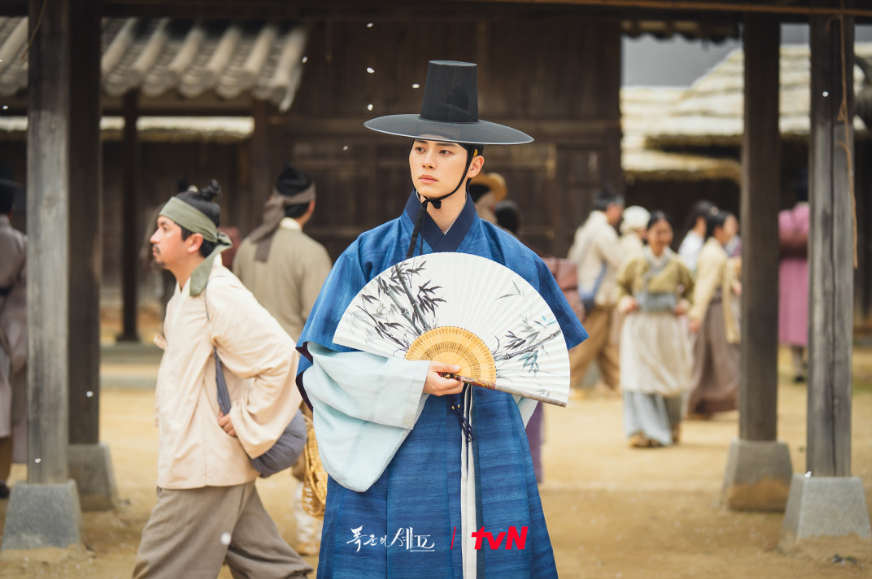 부채를 들고 있는 이채민 배우님 (사진 출처:tvN)