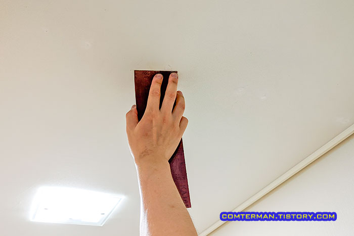 석고보드 우드 필러 사포질