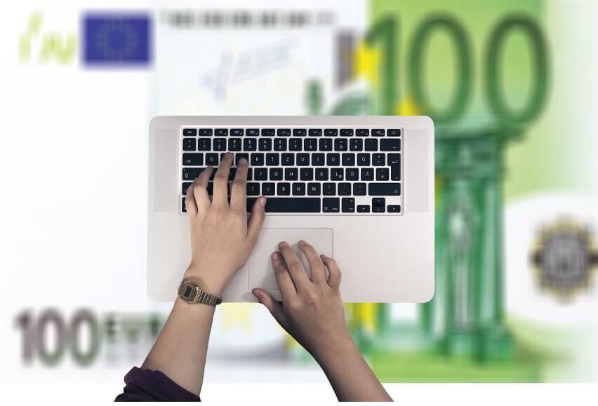 키보드에 자료를 입력하는 모습