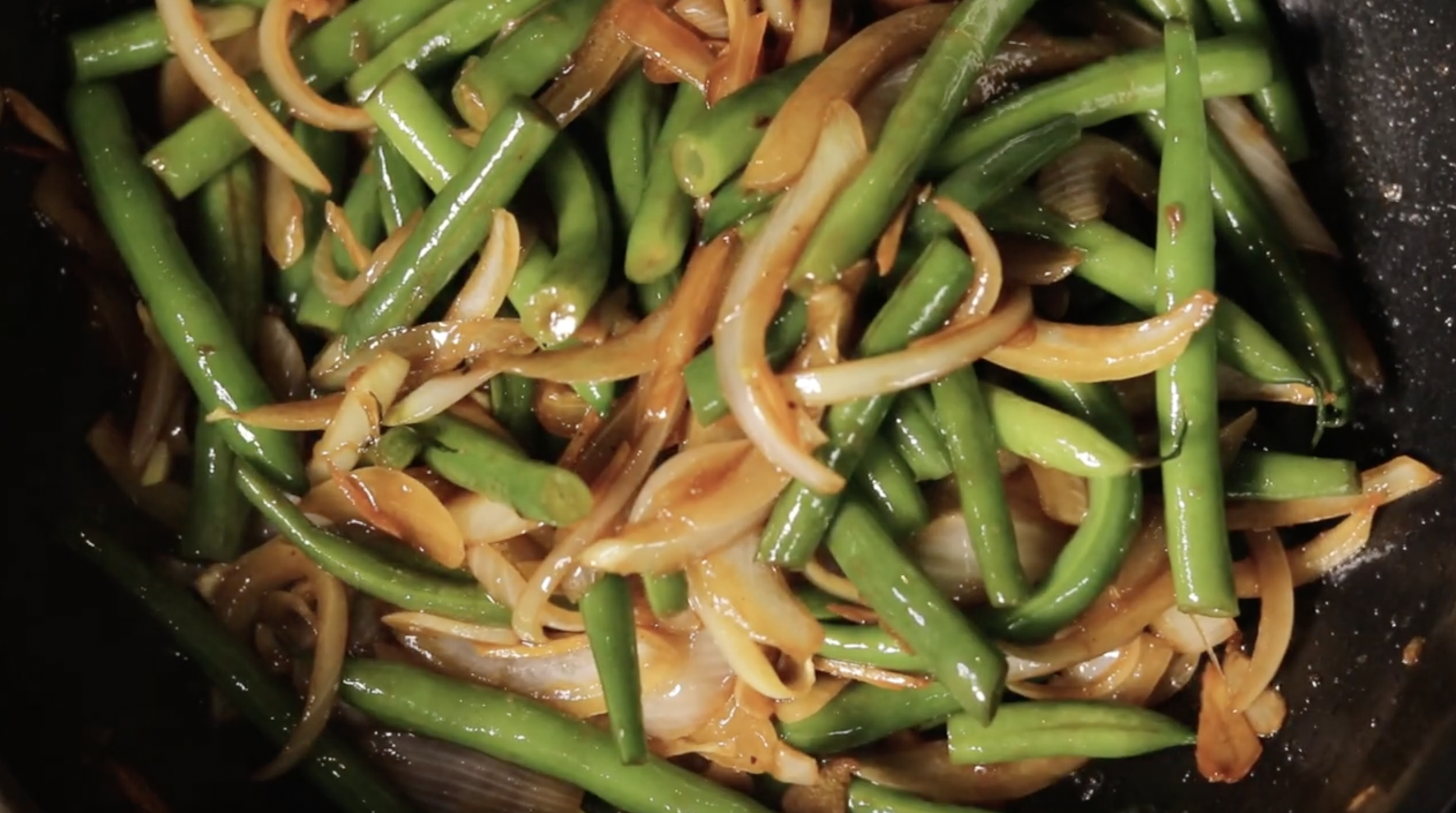 그린빈에 미린 1스푼 넣고 소금, 후추로 마지막 간하는 사진