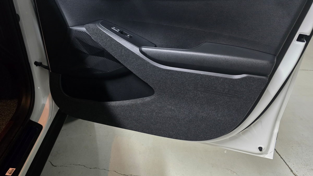 더 뉴 셀토스 도어커버 보조석 부착모습