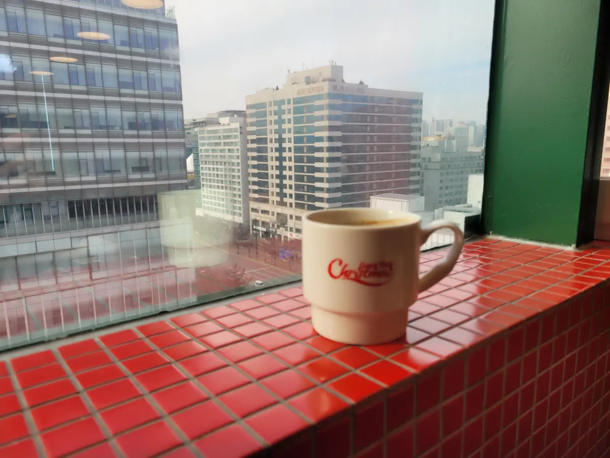 브런치-빵뷔페-커피-창가-한잔