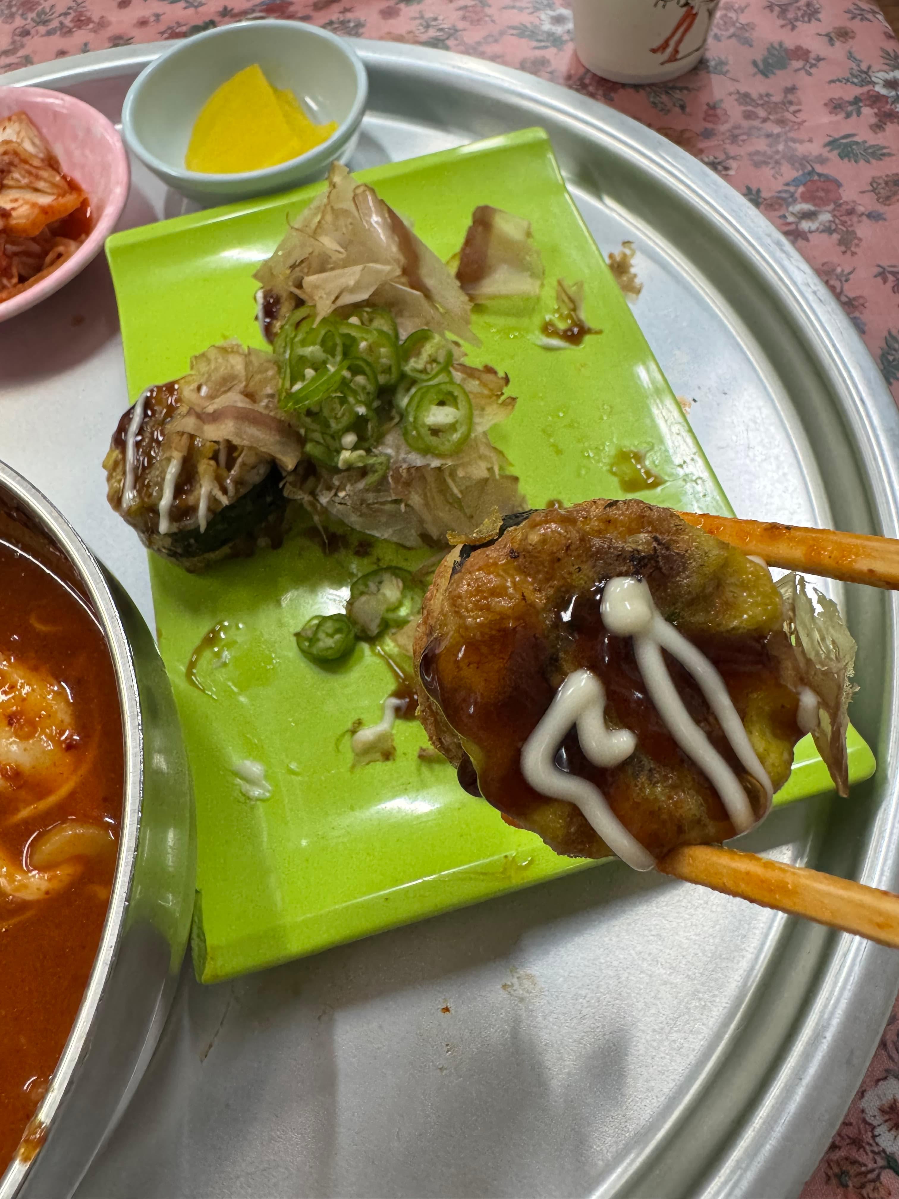 오꼬노미야끼김밥-완벽한-계란물-코팅과-오꼬노미야끼소스의-조화