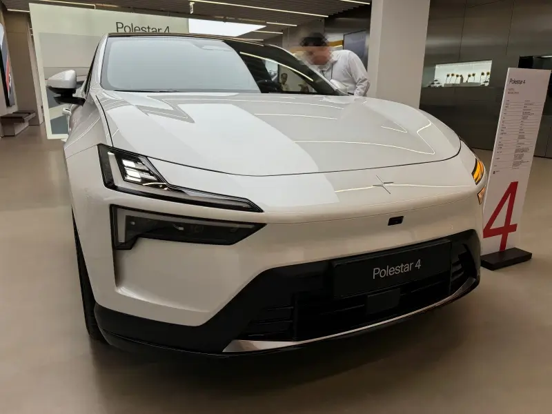 전시장에-있는-흰색-폴스타4-전면