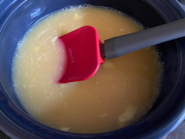 계란찜 맛있게 하는법 - 육수에 계란물 붓기