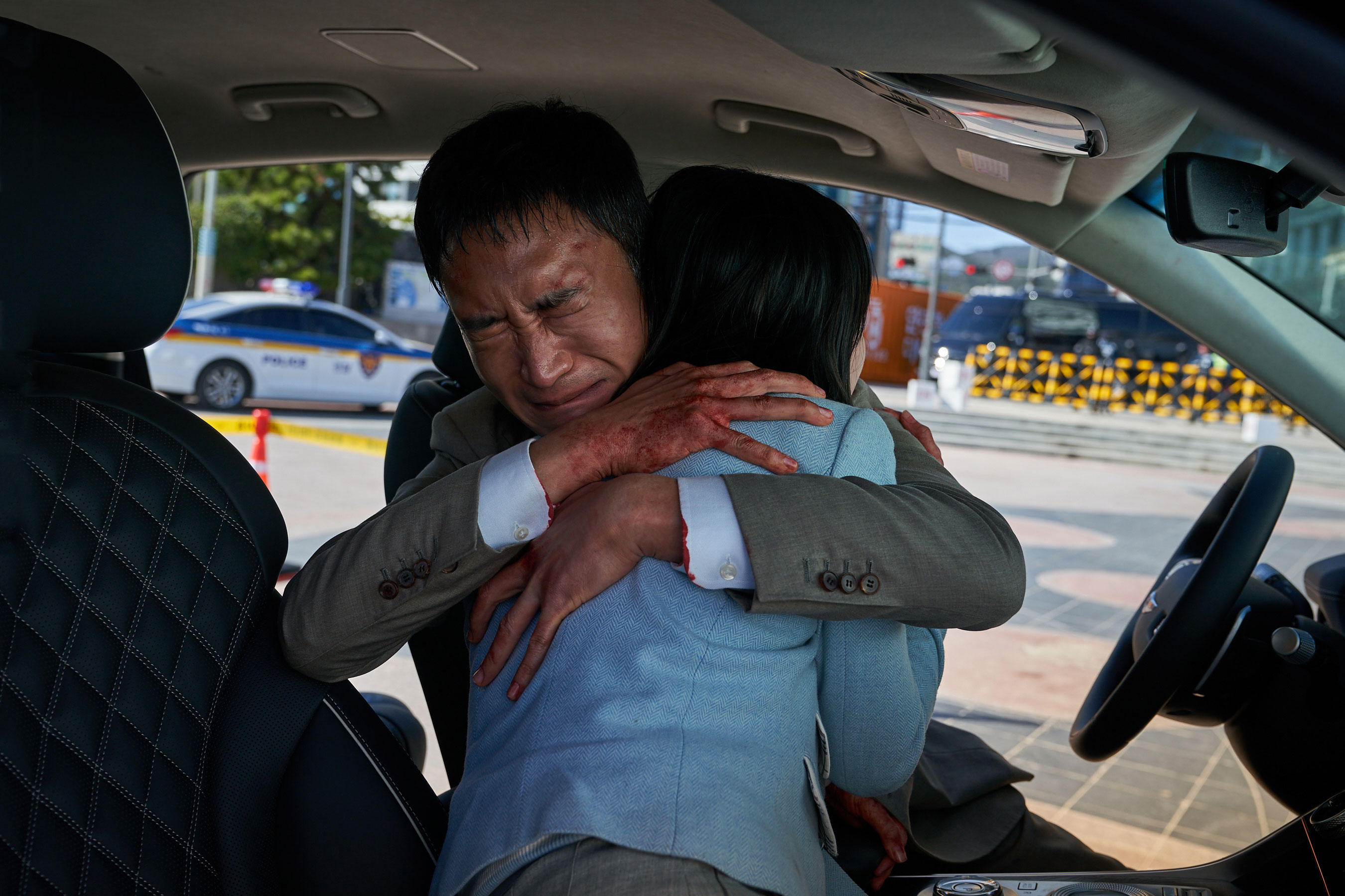 딸을 안고 울고 있는 성규