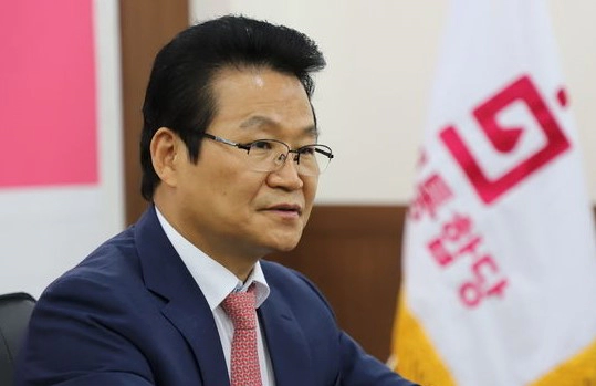 강하게 반발하고 있는 김용판 국회의원