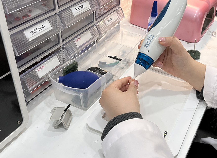 포낙보청기 부산서면센터 기기 청소 및 점검