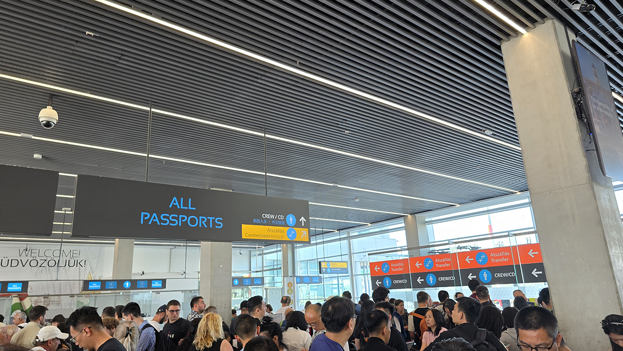 부다페스트 공항 입국심사장