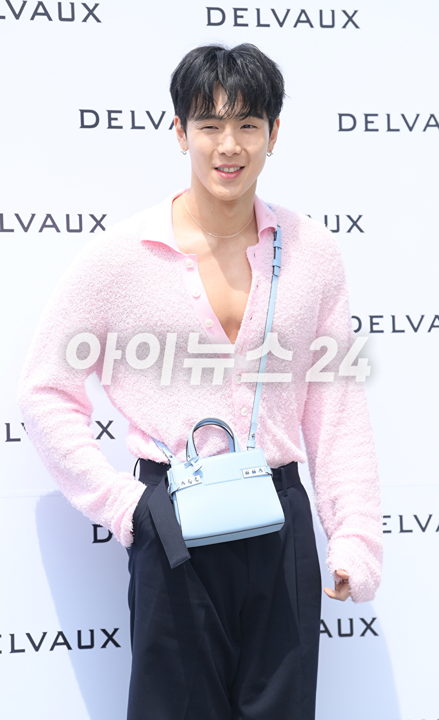 몬스타엑스 셔누가 12일 오후 서울 강남구 갤러리아 압구정점에서 진행된 델보(DELVAUX) 리뉴얼 오픈행사에 참석하고 있다. [사진=정소희 기자]