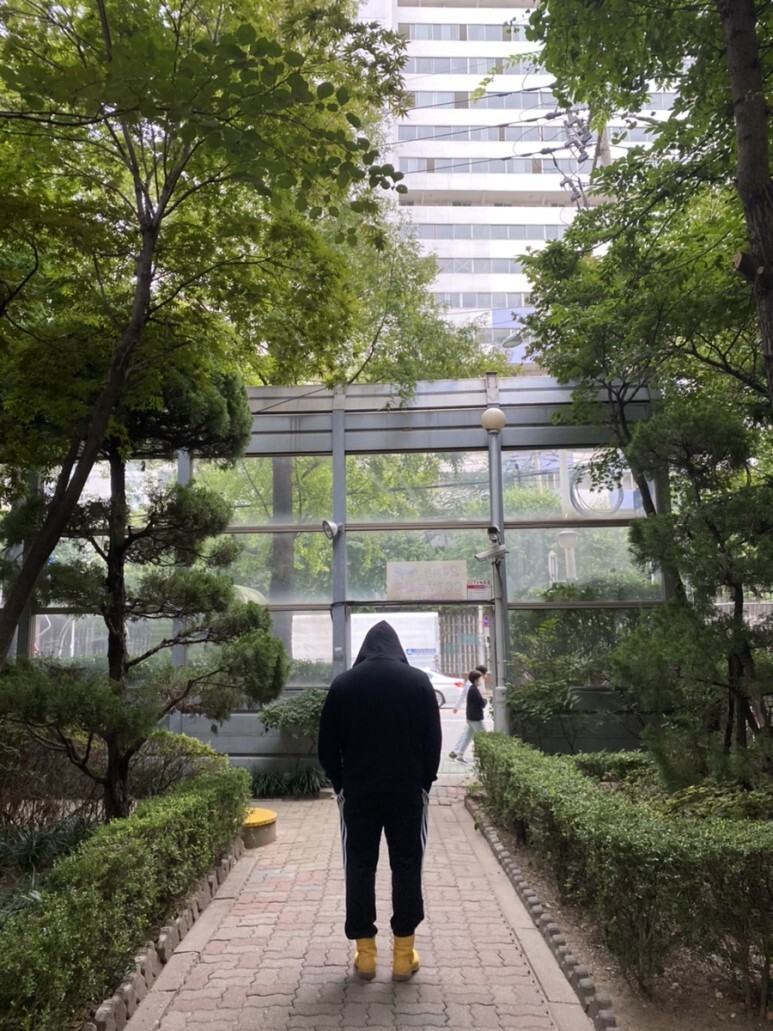 데일리 룩(오뭘입)_무신사스탠다드 후드티, 강경원 레전드티셔츠, 아디다스트레이닝팬츠, 팀버랜드워커 미디엄옐로우, 코디, OOTD