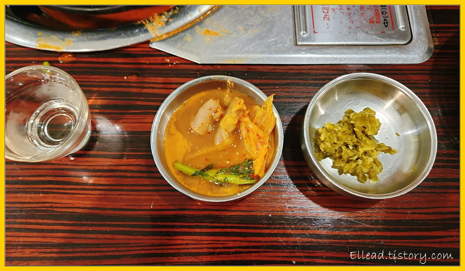 겨자 소스에 먼저 찍고...