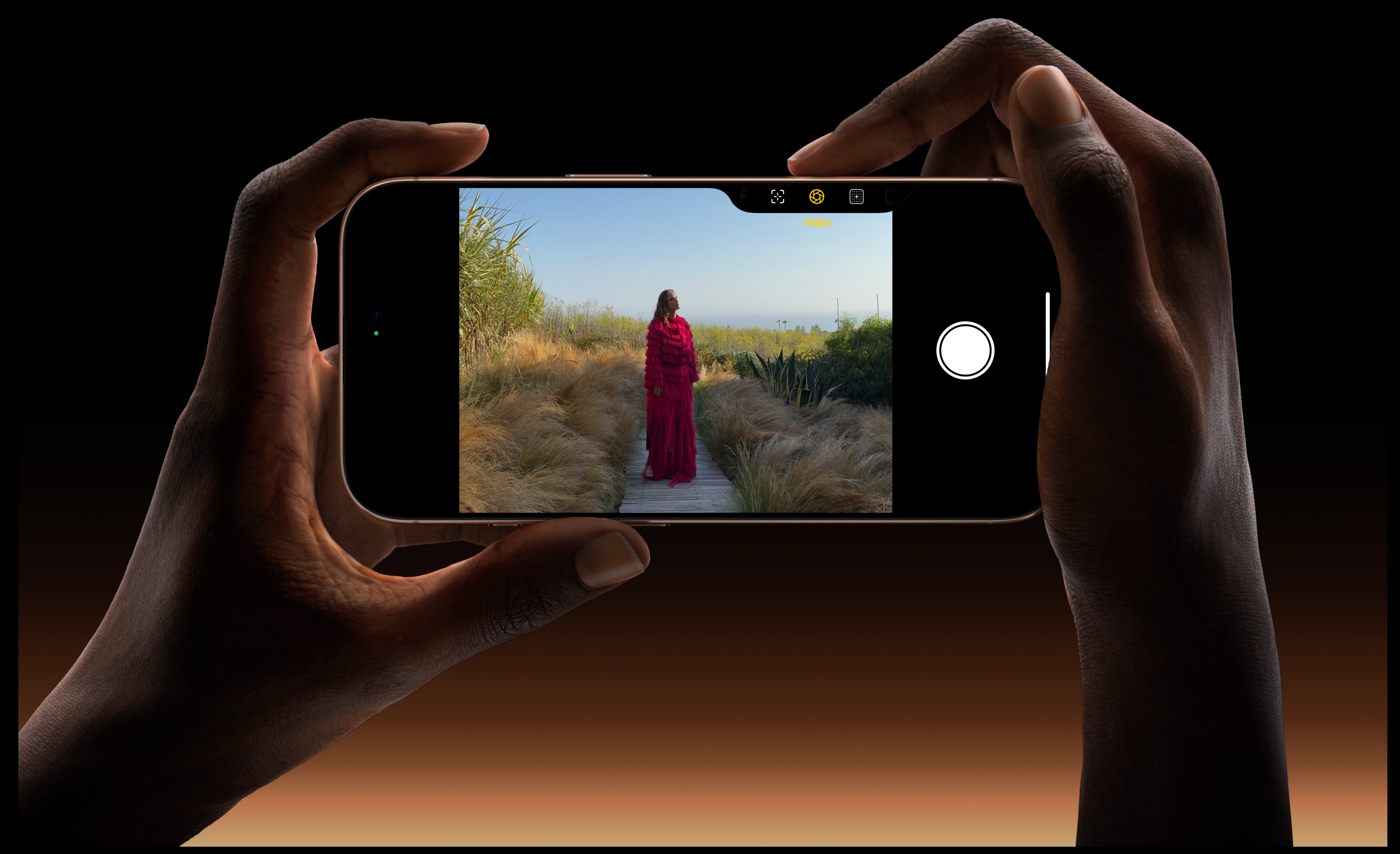 아이폰 16 Pro 카메라 컨트롤 버튼을 정전식 터치를 이용하여 노출, 피사계 심도 등 제어 옵션을 설정하는 모습의 이미지